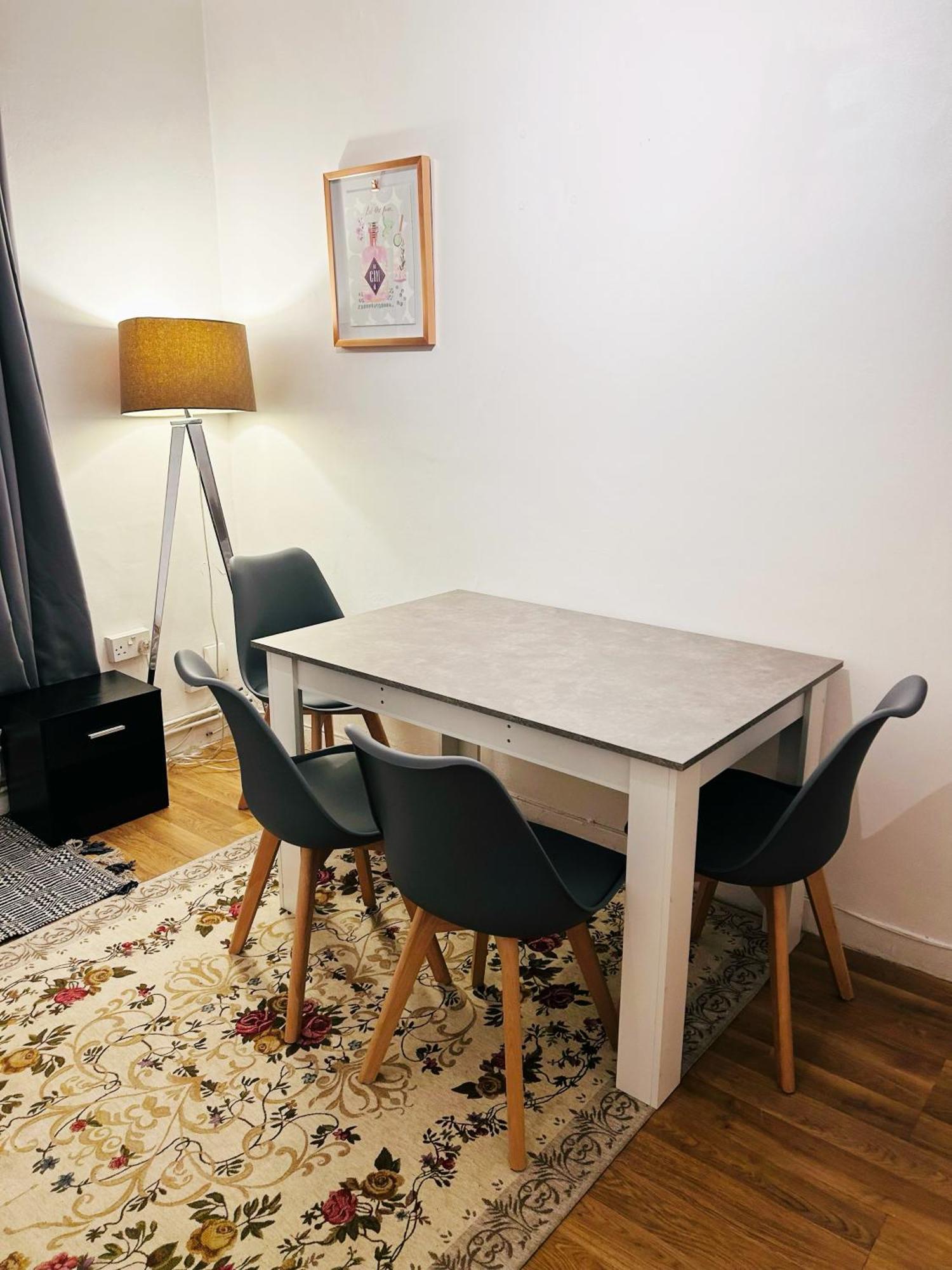 Spacious Flat With 2 To 3 Bedrooms In * Лондон