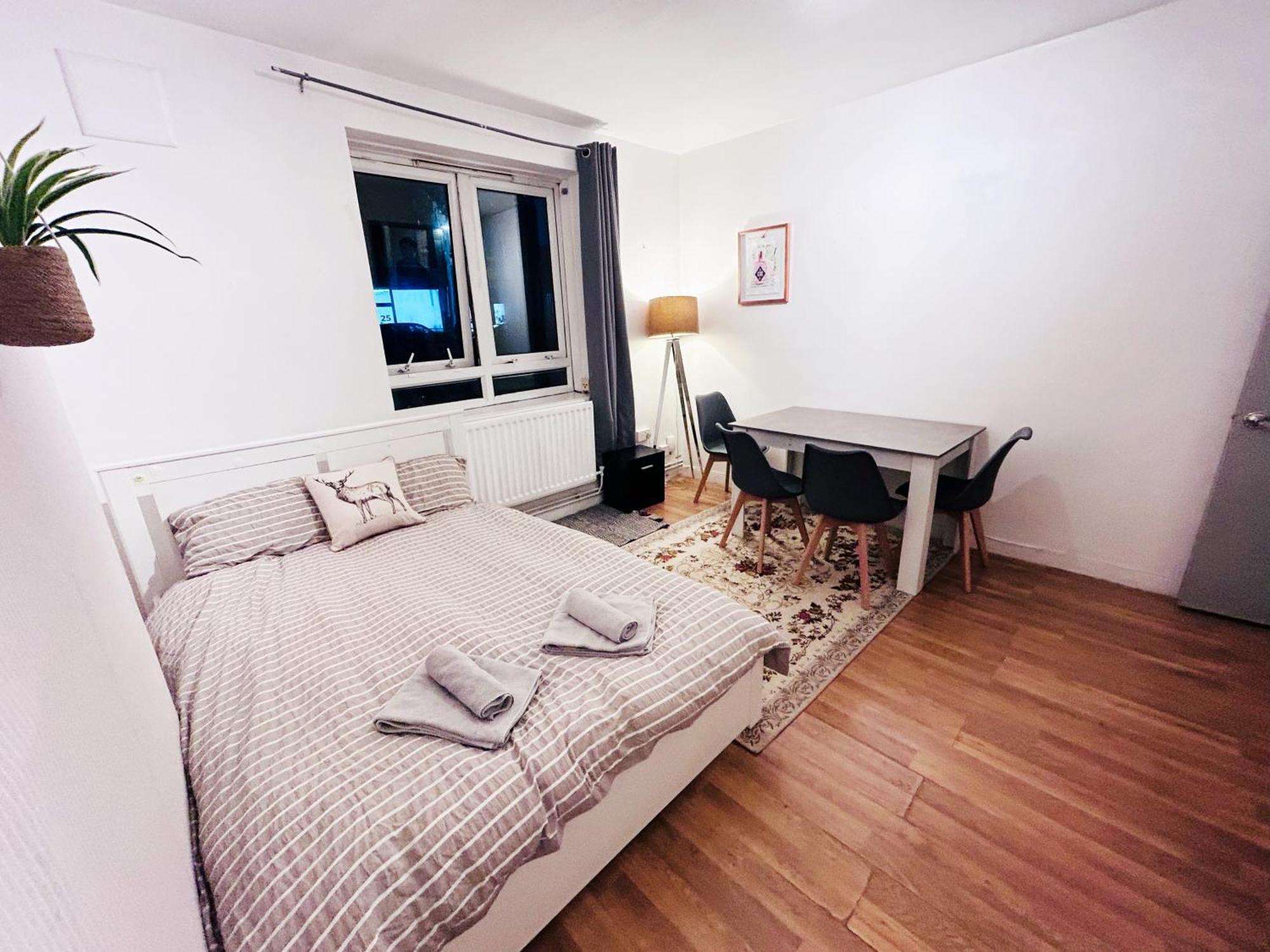 Апартаменты Spacious Flat With 2 To 3 Bedrooms In