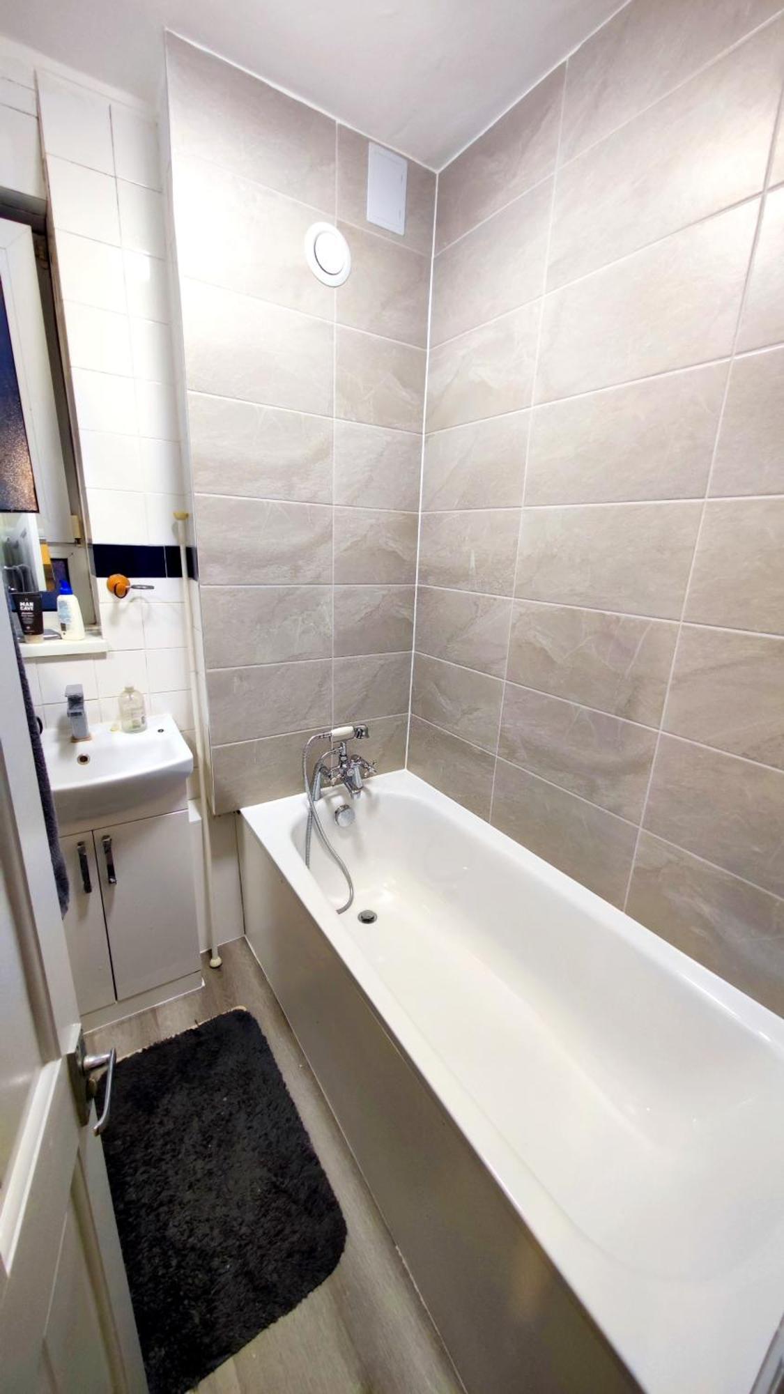 Spacious Flat With 2 To 3 Bedrooms In Лондон