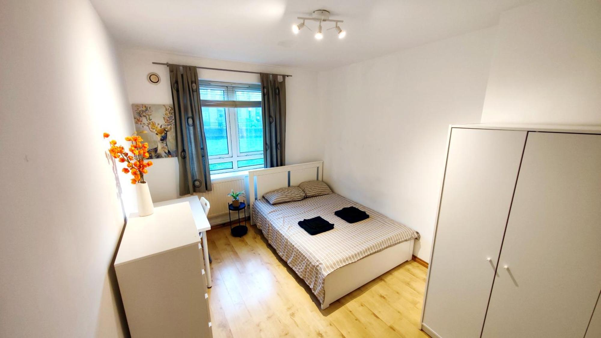 Spacious Flat With 2 To 3 Bedrooms In Лондон