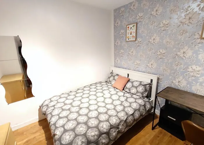 Spacious Flat With 2 To 3 Bedrooms In Central London